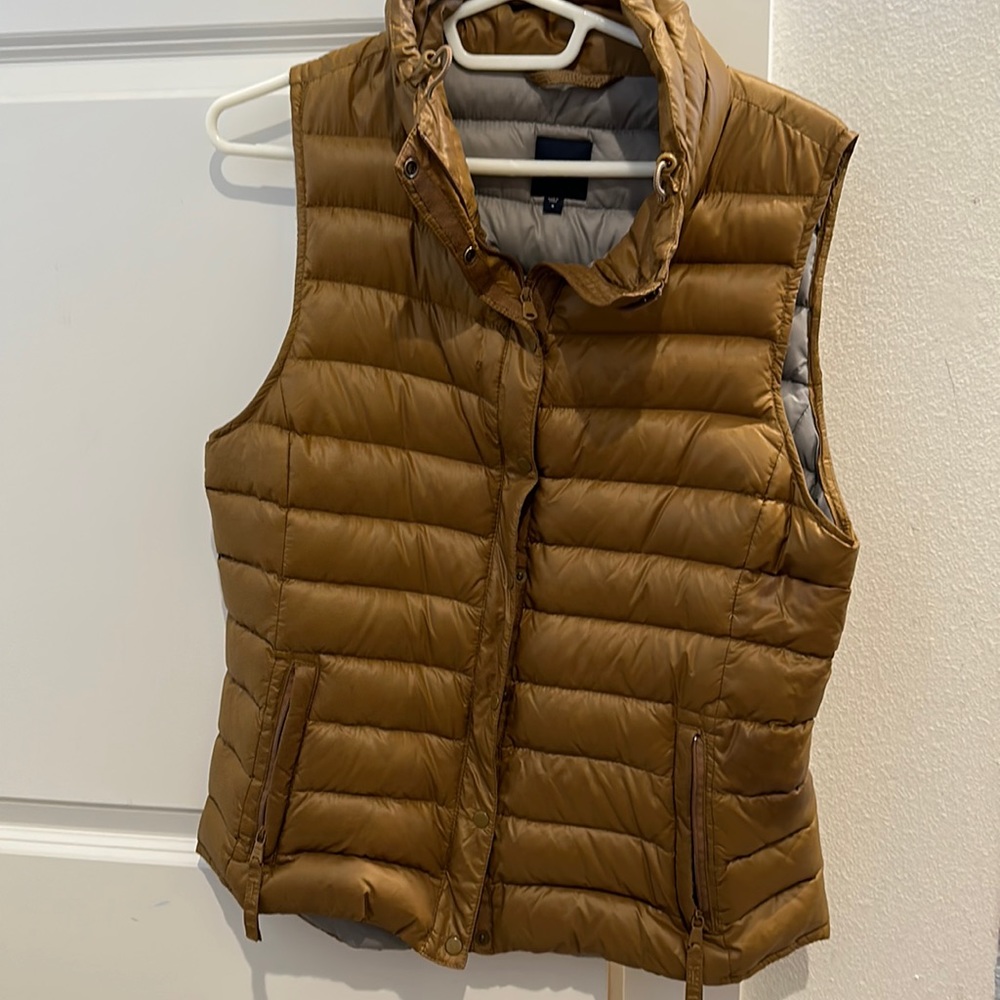 Women’s size small gap, lightweight puffer vest